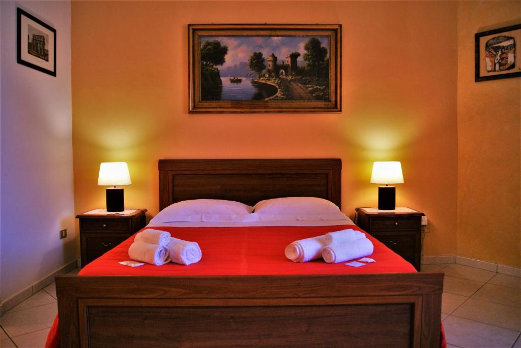 1 dormitorio con 1 cama grande y 2 almohadas blancas en Oleaster - Bolognetta, en Bolognetta