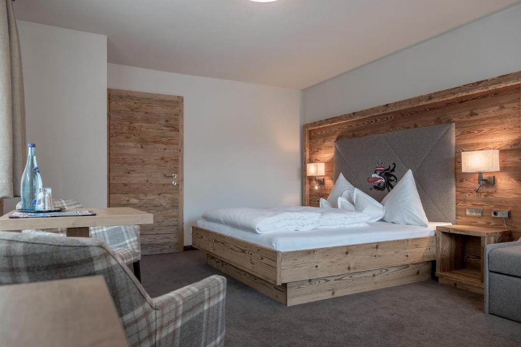 Posteľ alebo postele v izbe v ubytovaní Burghotel Alpenglühn