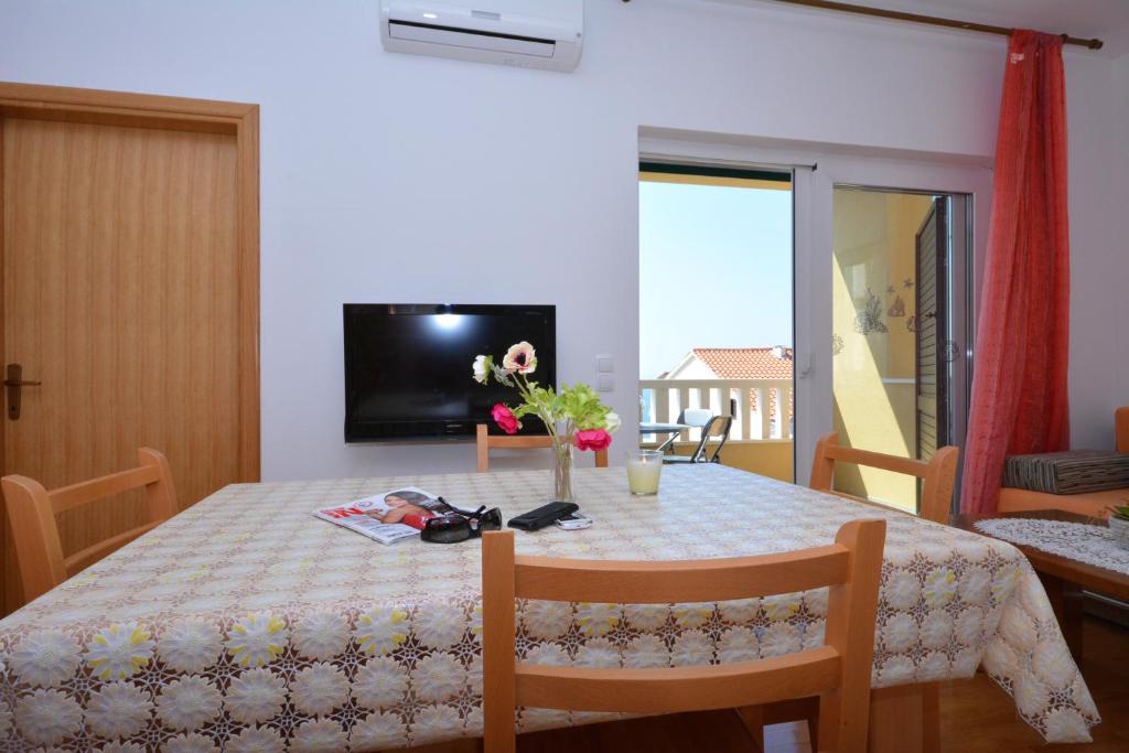 Televízia a/alebo spoločenská miestnosť v ubytovaní Apartments Punta Milna