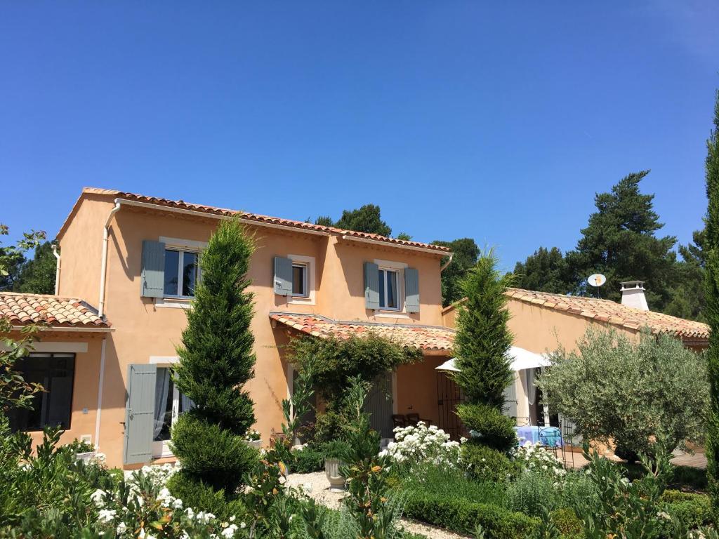 una casa grande con árboles delante de ella en Maison au pied des ocres en Roussillon