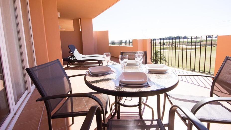 トレ・パチェコにあるMar Menor Resortのバルコニー(テーブル、椅子付)