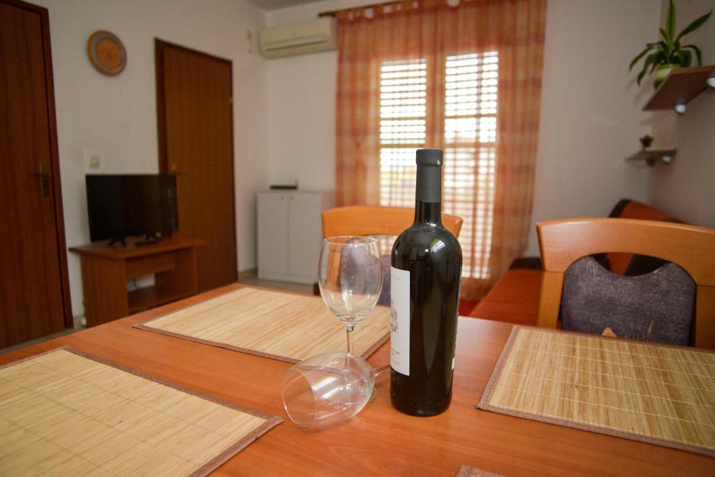 Telewizja i/lub zestaw kina domowego w obiekcie Latmo Apartment Zadar