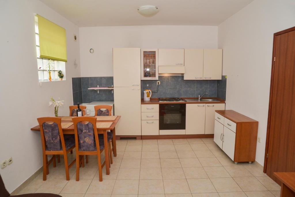 Kuchnia lub aneks kuchenny w obiekcie Latmo Apartment Zadar