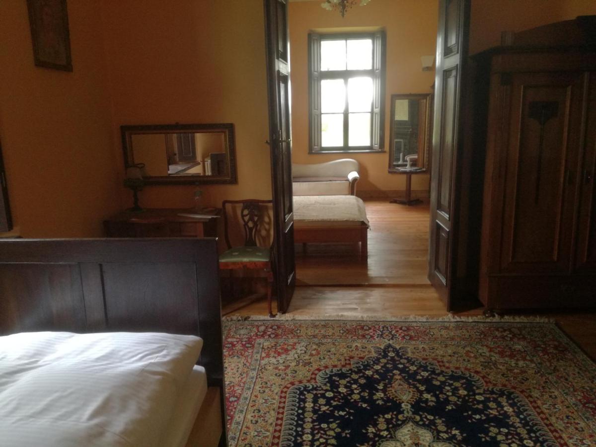 Dwór Bieganów - Housity