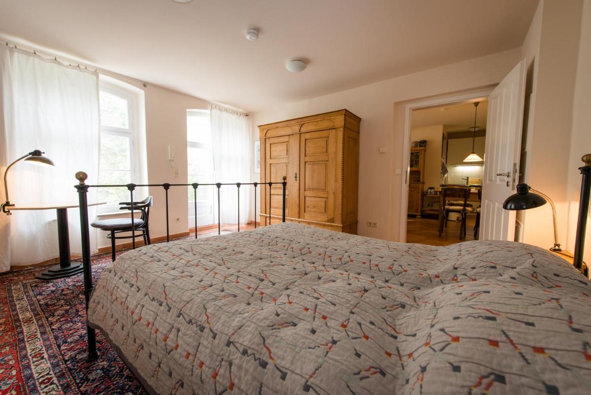 "goethezimmer" Ferienwohnungen an der Ilmbrücke - Hizvo