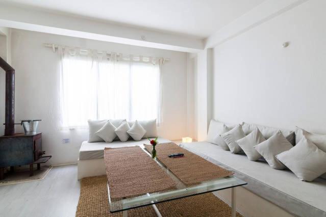 Four Red Doors Apartments - Housity