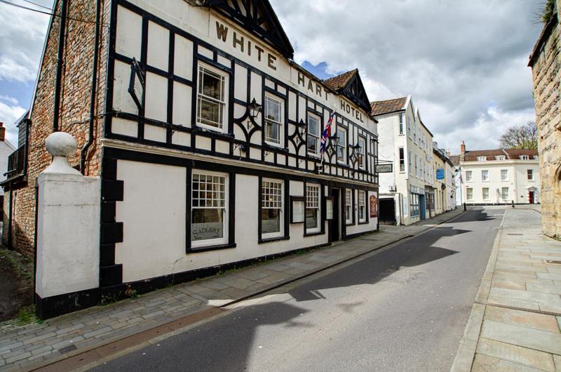 White Hart Inn - Housity