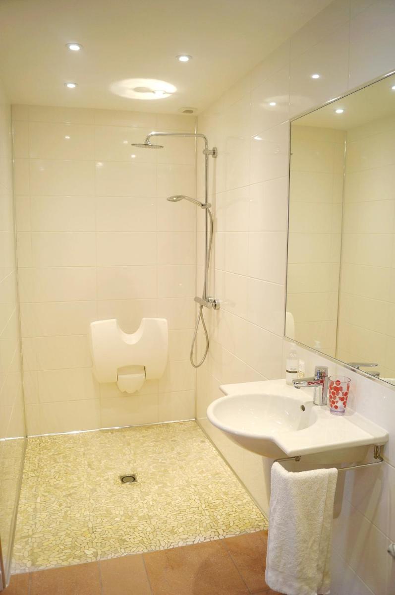 Salle de bains dans l'établissement Château de Fleurville & Spa
