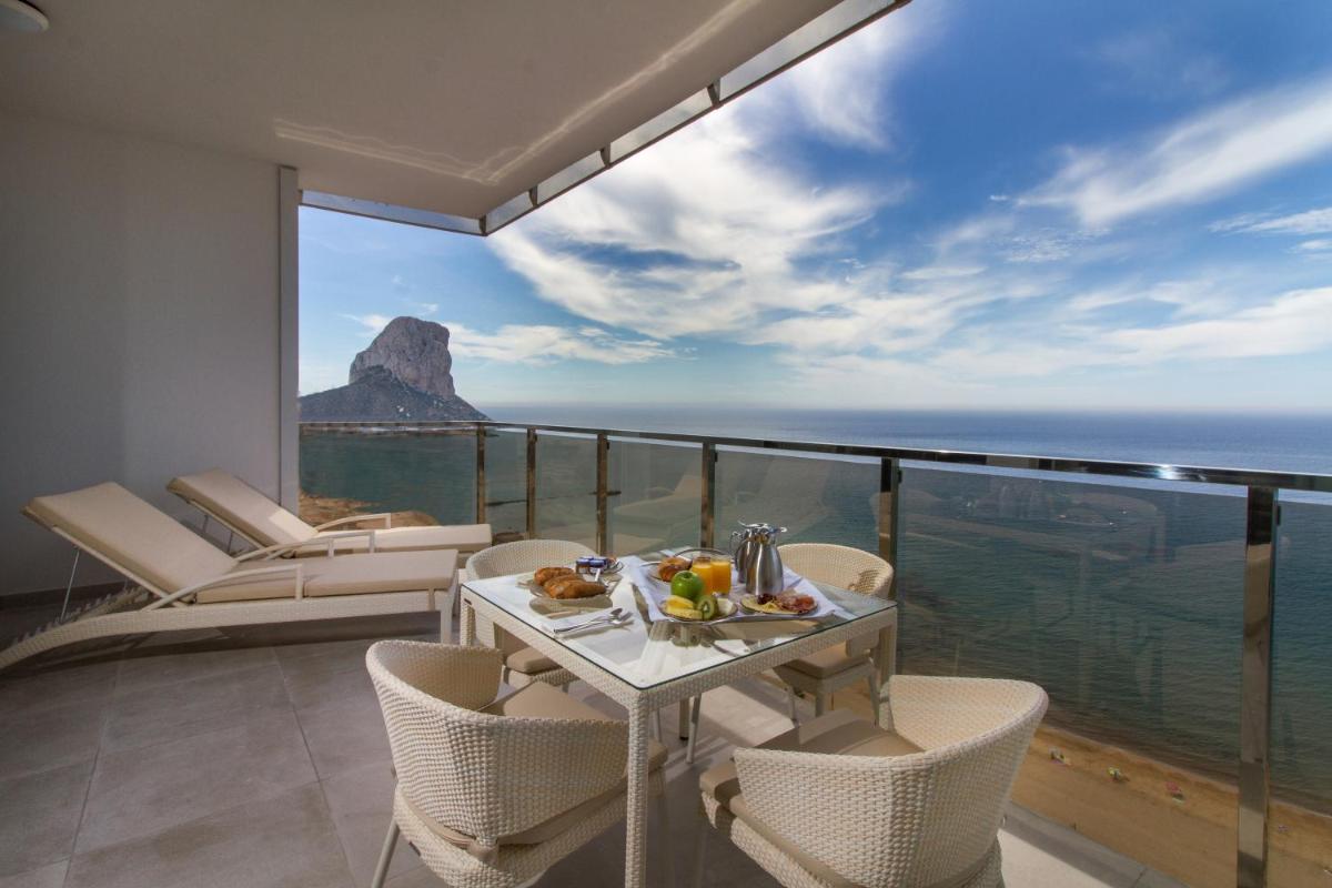 Un comedor con vista al mar en ESTIMAR Calpe Suitopia, en Calpe