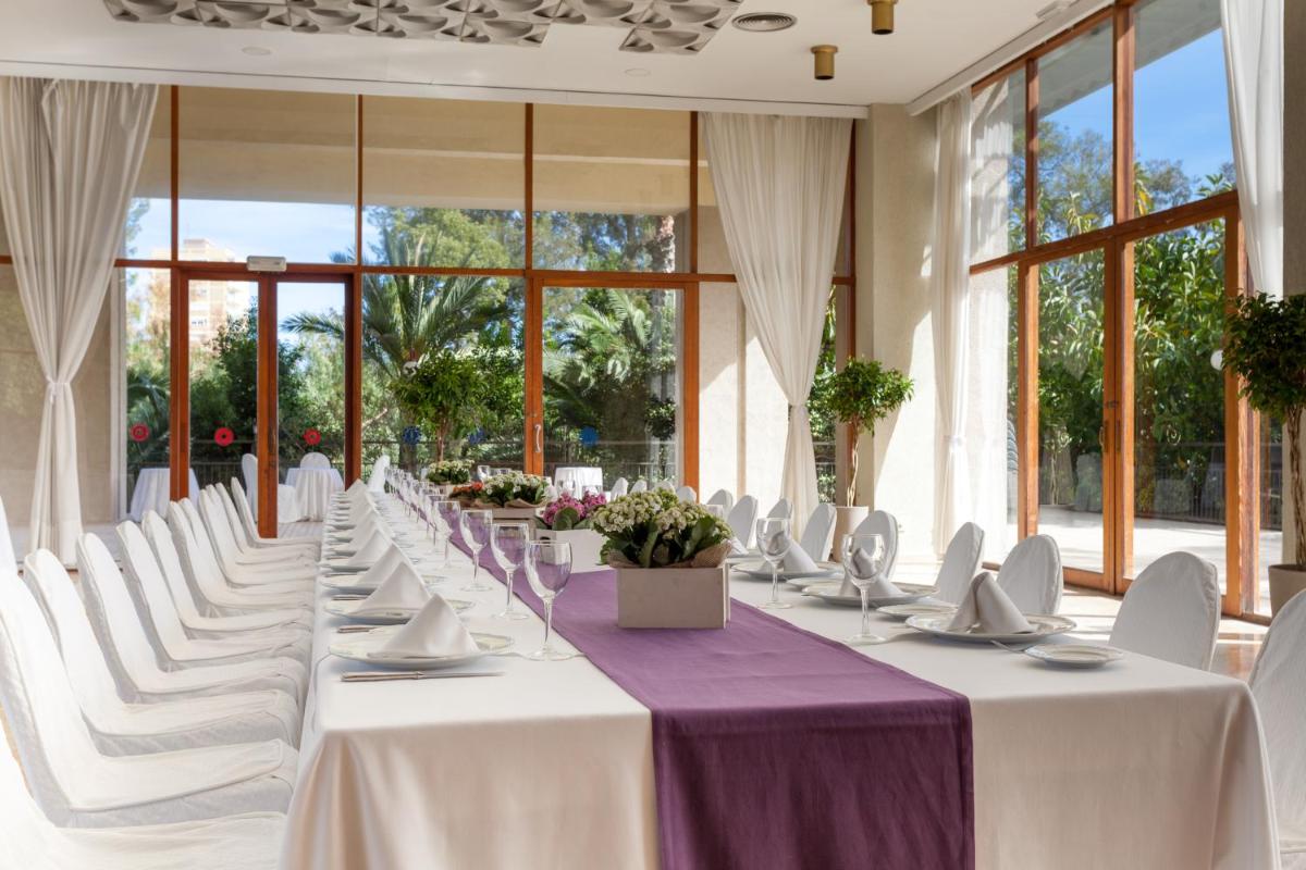 Un restaurante o sitio para comer en Intelier Orange