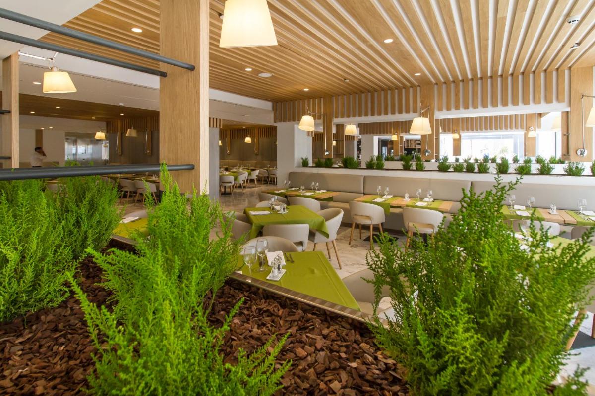 Un restaurante o sitio para comer en ESTIMAR Calpe Suitopia