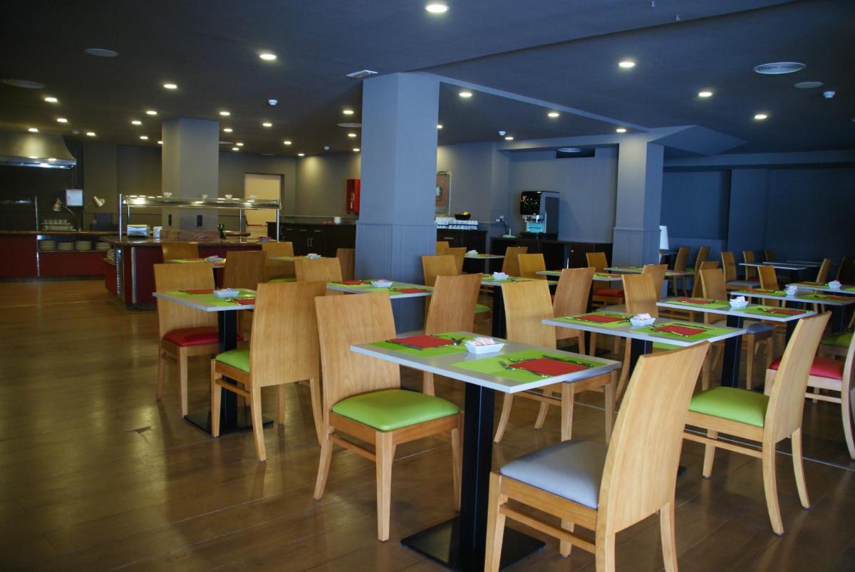Un restaurante o sitio para comer en Hotel Ritual Torremolinos- Adults Only