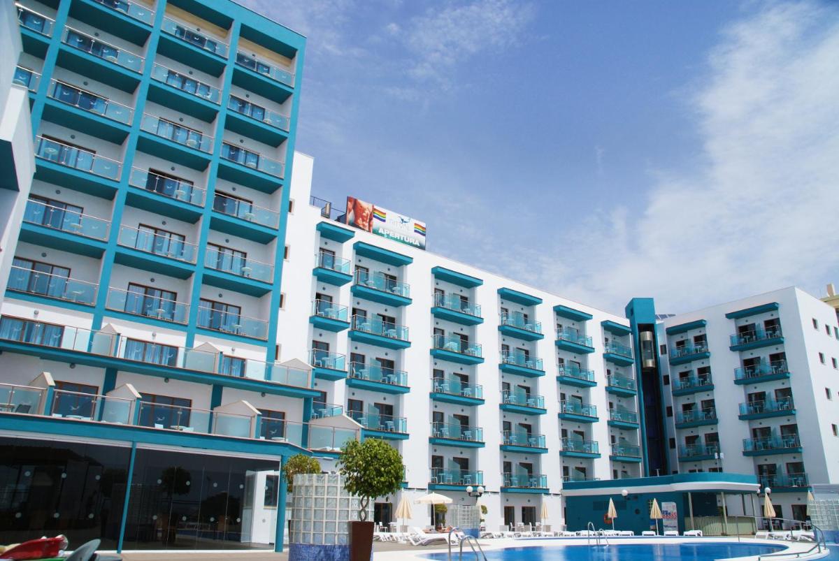 Un gran edificio con una piscina en frente. en Hotel Ritual Torremolinos- Adults Only, en Torremolinos