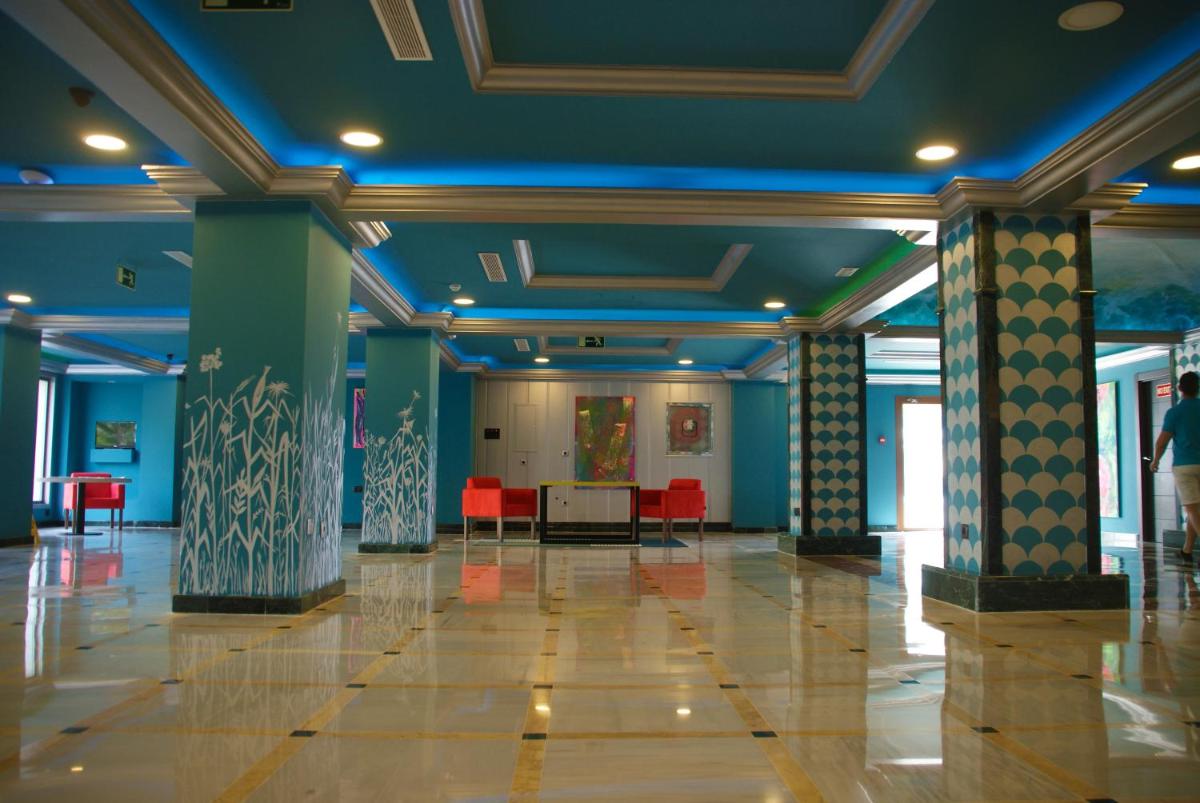 El vestíbulo o zona de recepción de Hotel Ritual Torremolinos- Adults Only