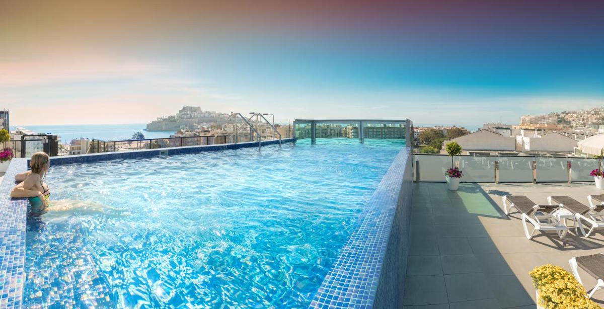 una piscina en la azotea de un edificio en RH Don Carlos & Spa, en Peñíscola