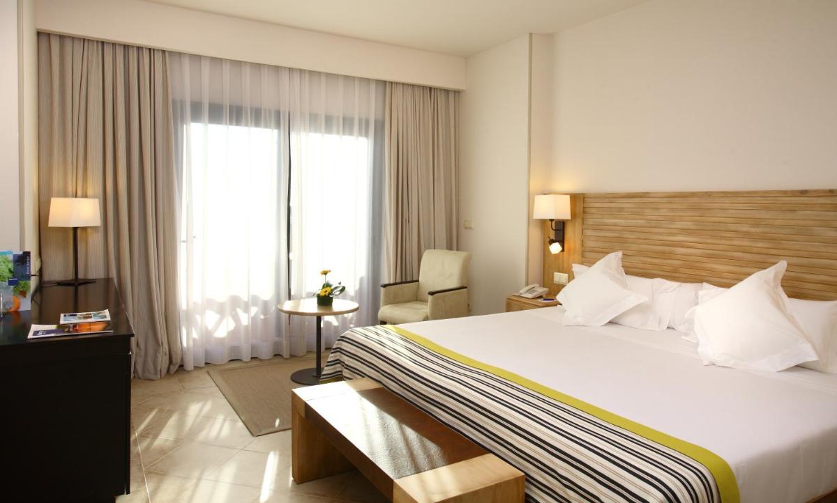 Cama o camas de una habitación en Barceló Punta Umbría Beach Resort