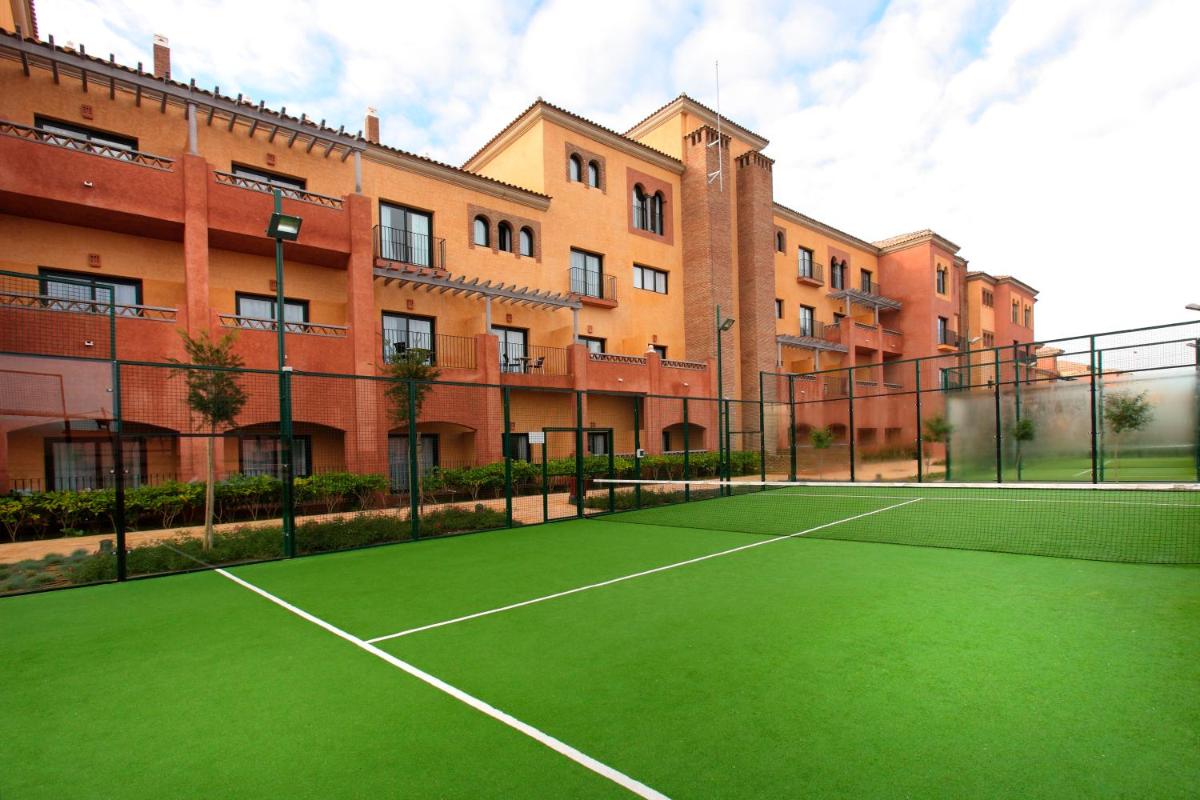 Instalaciones para jugar a tenis o squash en Barceló Punta Umbría Beach Resort o alrededores