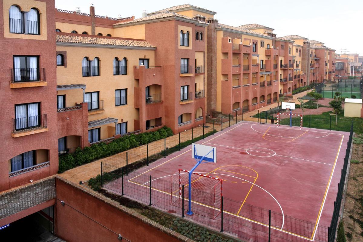 Instalaciones para jugar a tenis o squash en Barceló Punta Umbría Beach Resort o alrededores