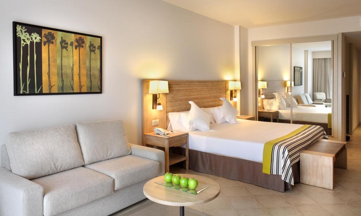 Cama o camas de una habitación en Barceló Punta Umbría Beach Resort