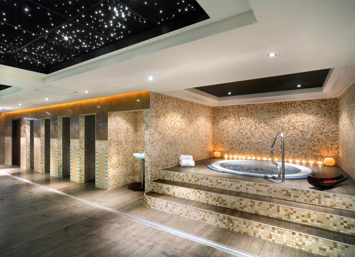 baño grande con bañera en el centro en Barceló Punta Umbría Beach Resort, en Punta Umbría