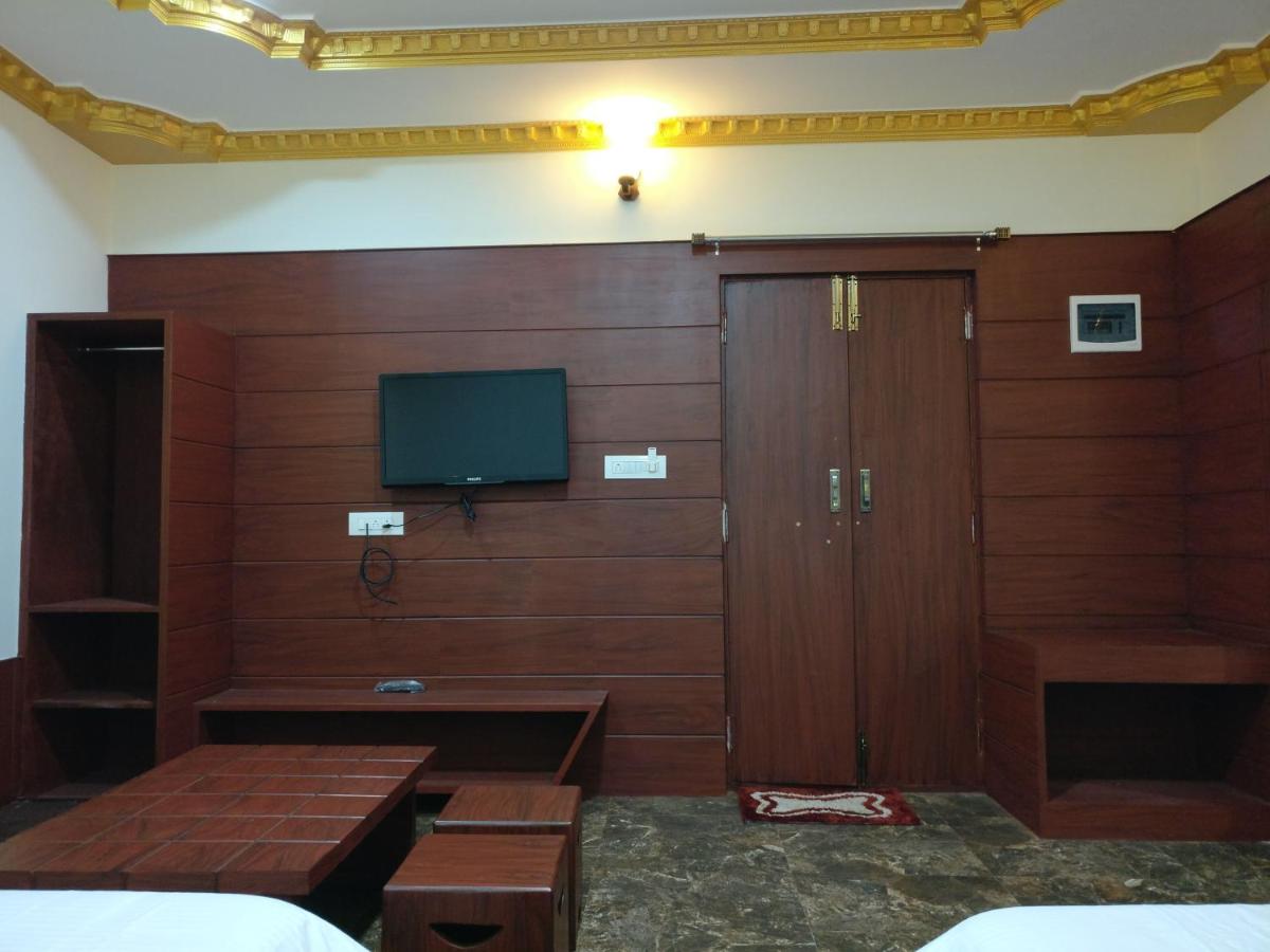 Suitetrails - The Shades Holiday inn