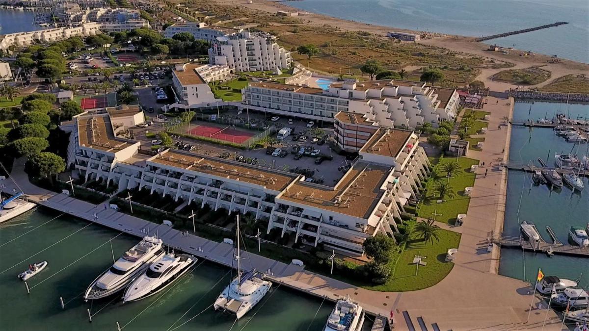 une vue aérienne d'un port de plaisance avec des bateaux dans l'eau dans l'établissement Rivages d'Ulysse Port Camargue, au Grau-du-Roi