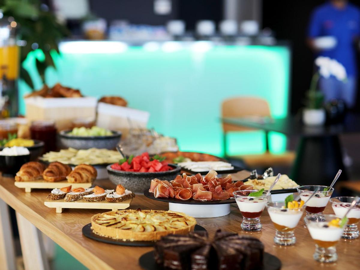 Comida en o cerca de este apartahotel
