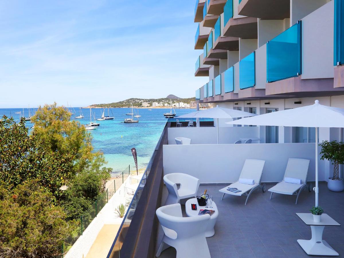 Un balcón del apartamento con vista al mar. en Axel Beach Ibiza - Adults Only, en Bahía de San Antonio