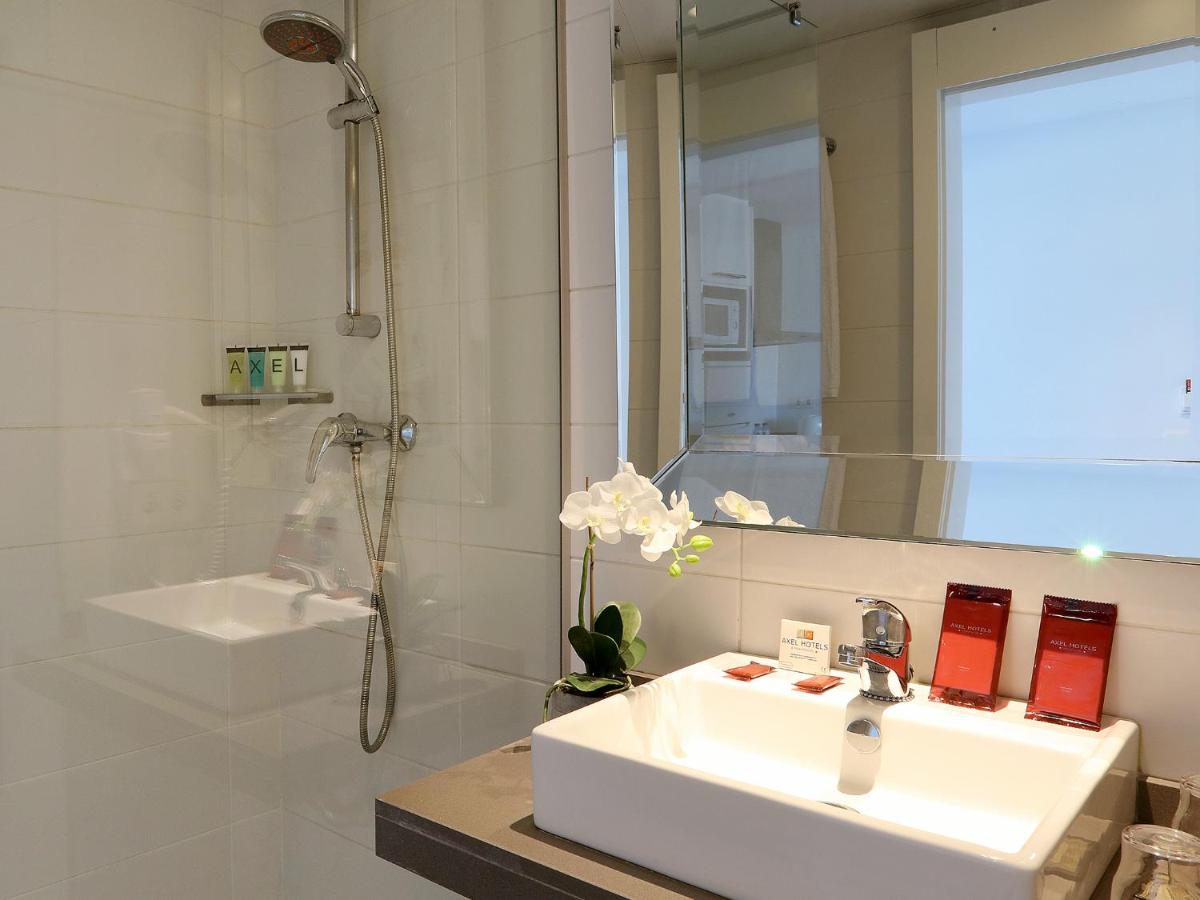 Un baño de Axel Beach Ibiza - Adults Only