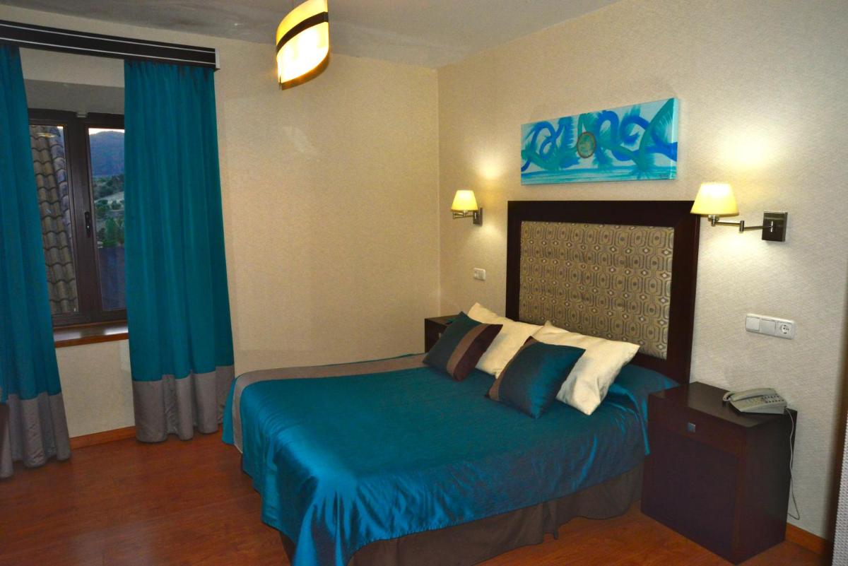 Cama o camas de una habitación en Hotel & Spa PLAZA Arriate