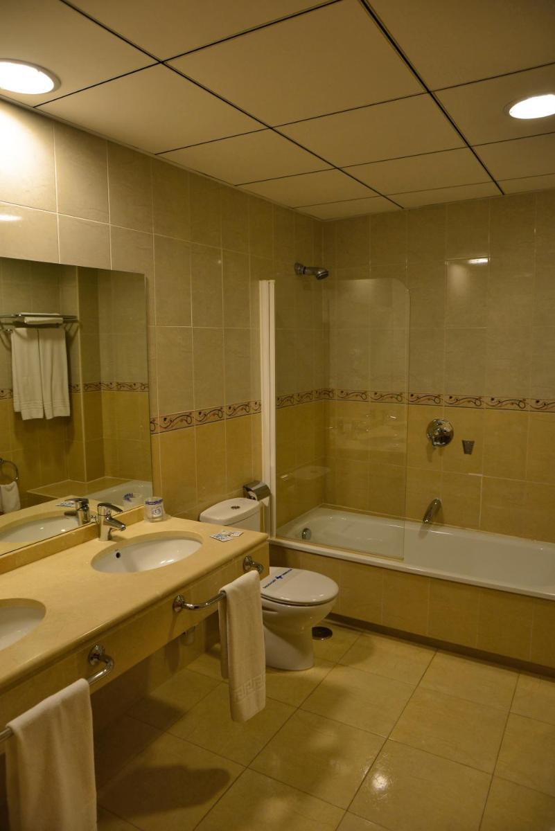 Un baño de Hotel & Spa PLAZA Arriate