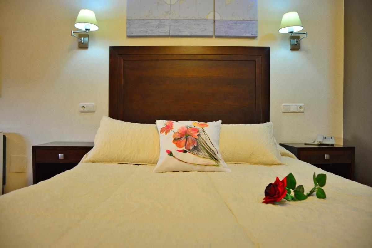 Cama o camas de una habitación en Hotel & Spa PLAZA Arriate