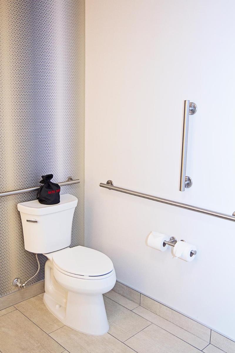 Holiday Inn Express & Suites Greenwood Mall, an IHG Hotel - Housity