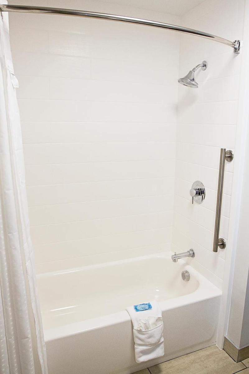 Holiday Inn Express & Suites Greenwood Mall, an IHG Hotel - Housity