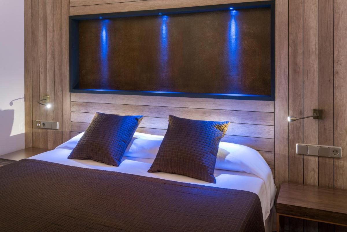 Cama o camas de una habitación en Hotel GHT Neptuno-Tossa & Venus SPA