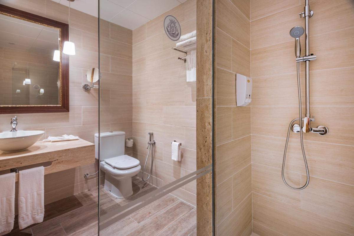 Un baño de Hotel GHT Neptuno-Tossa & Venus SPA