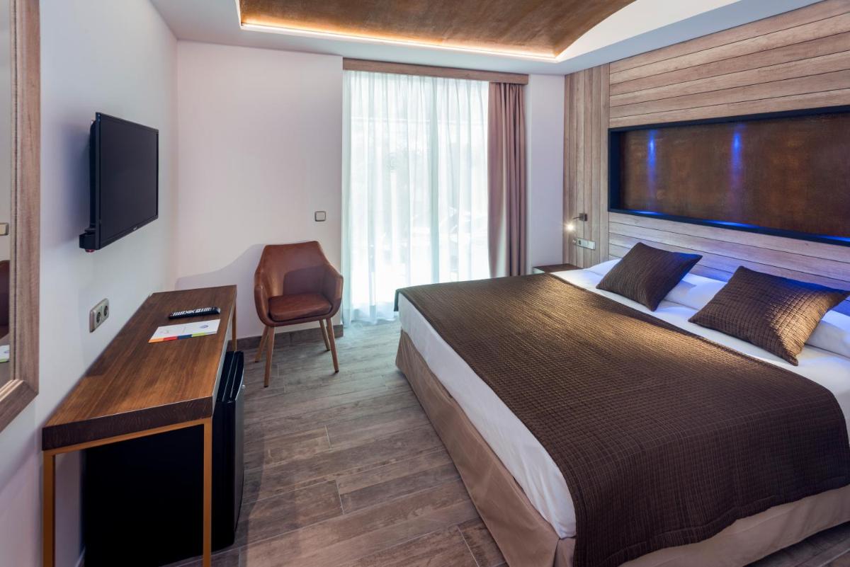 Cama o camas de una habitación en Hotel GHT Neptuno-Tossa & Venus SPA