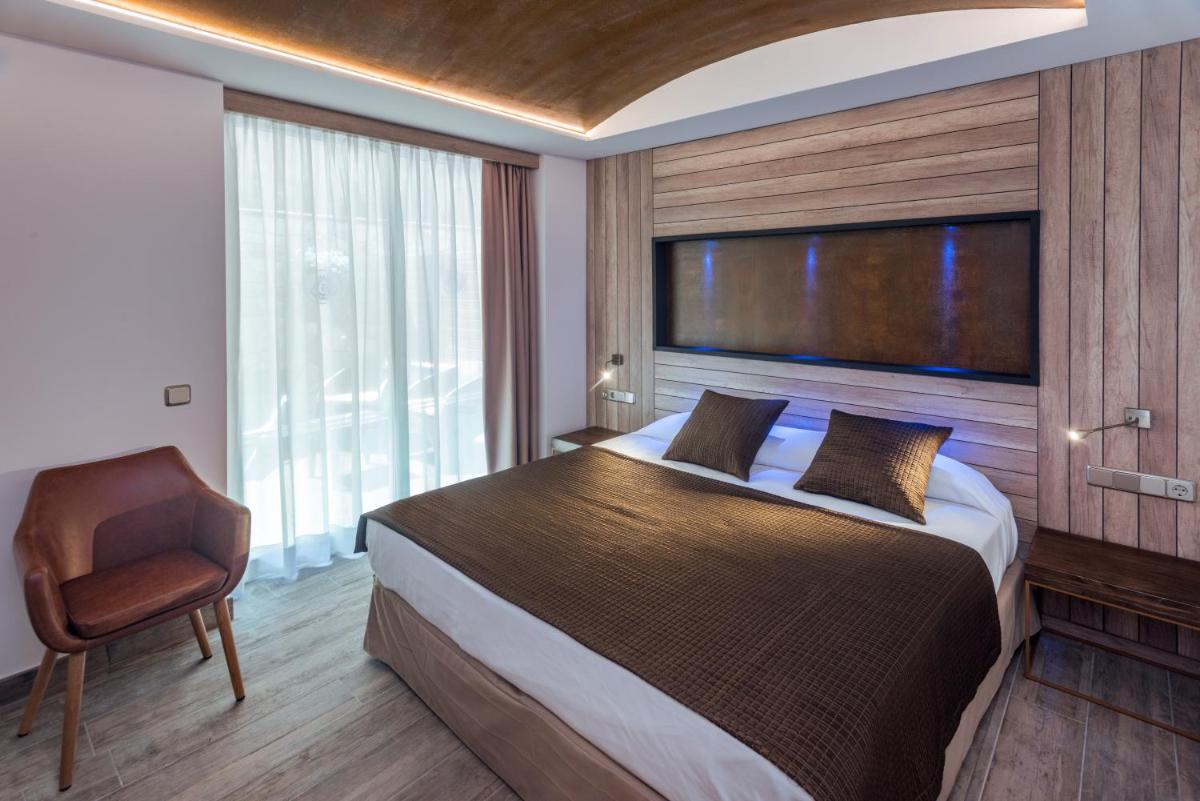 Cama o camas de una habitación en Hotel GHT Neptuno-Tossa & Venus SPA