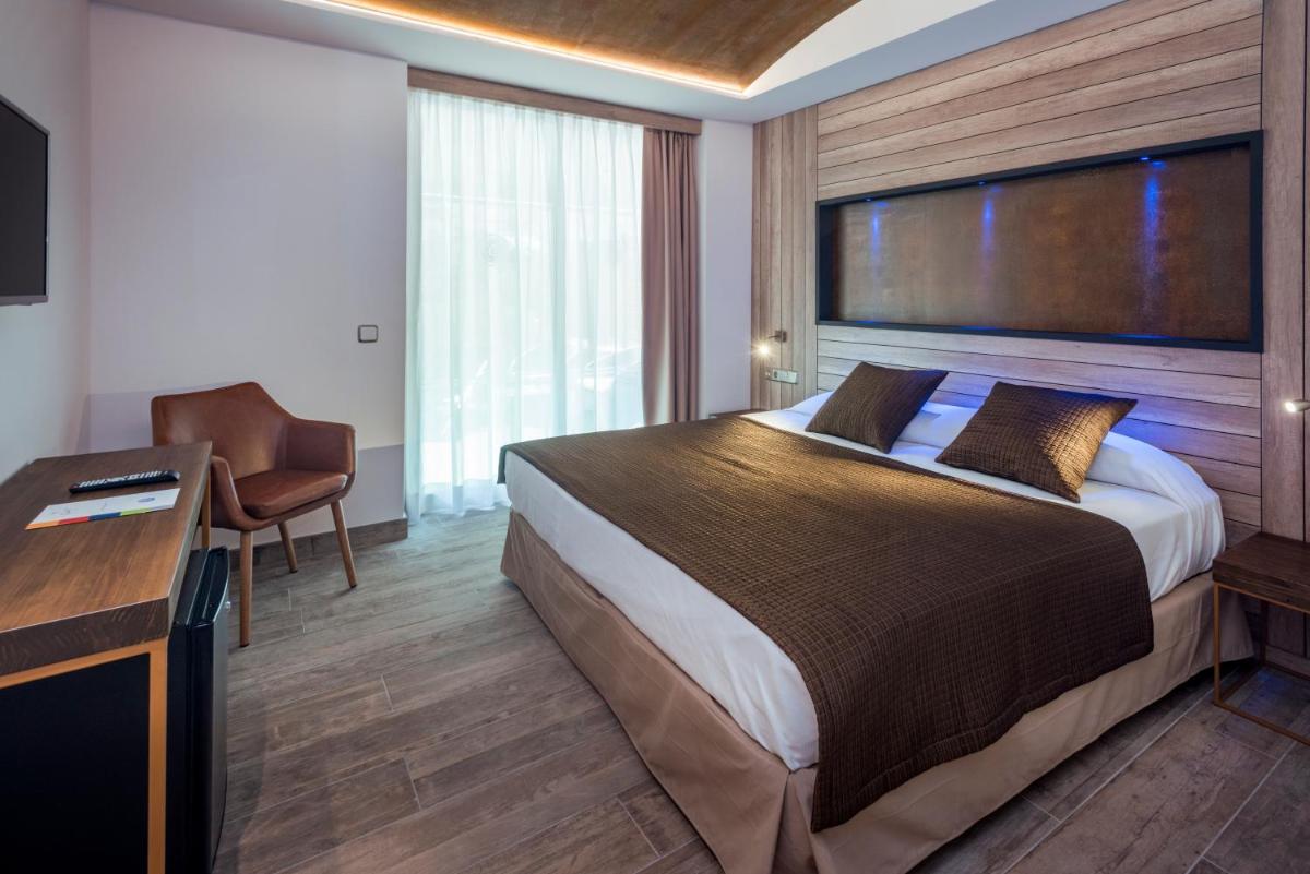 Cama o camas de una habitación en Hotel GHT Neptuno-Tossa & Venus SPA