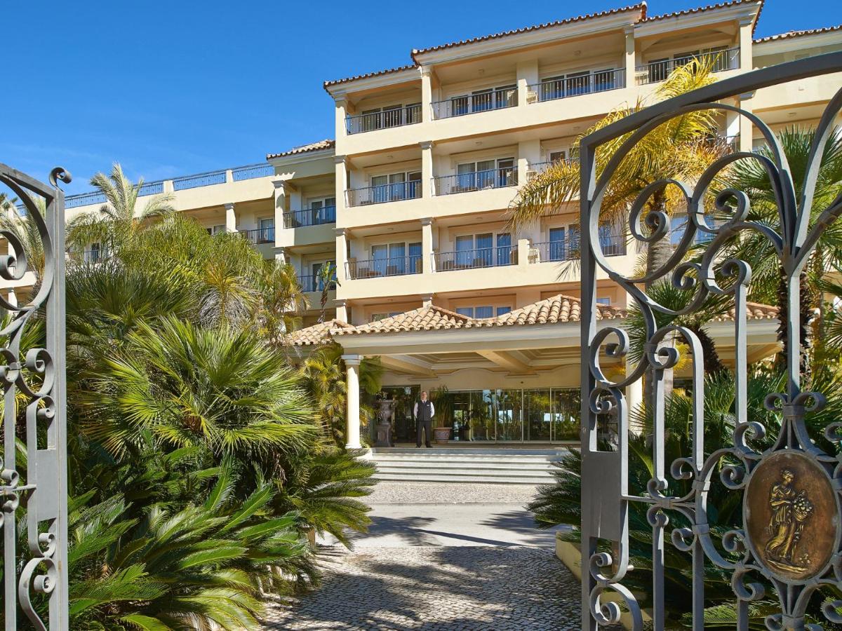 um edifício com um portão na frente em Ria Park Hotel & Spa no Vale do Lobo