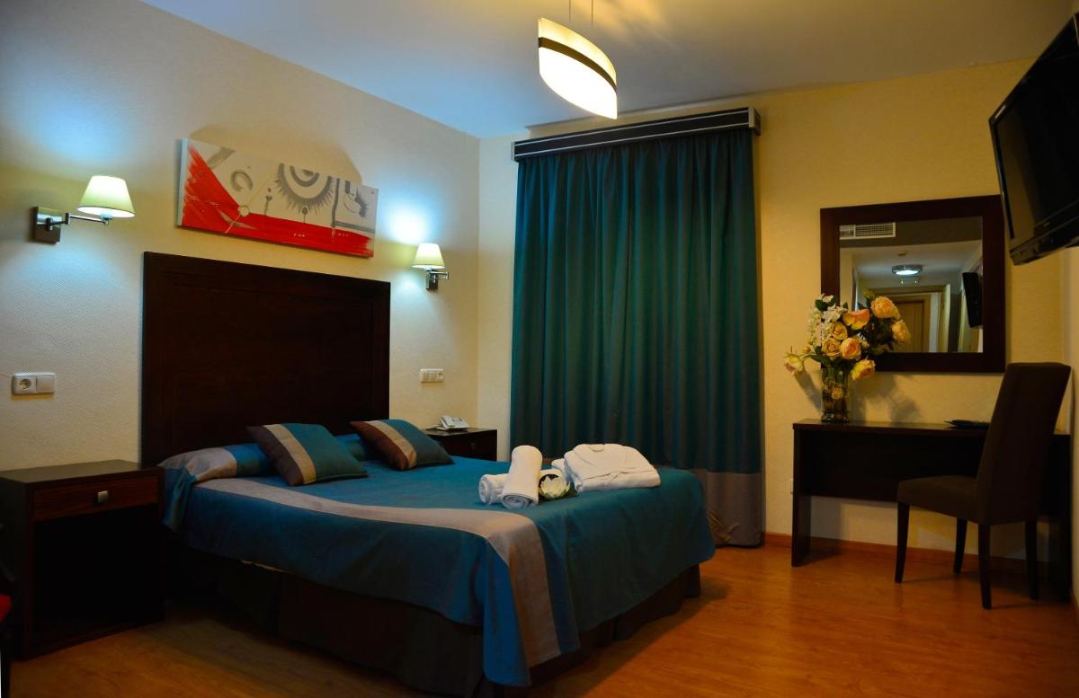 Cama o camas de una habitación en Hotel & Spa PLAZA Arriate