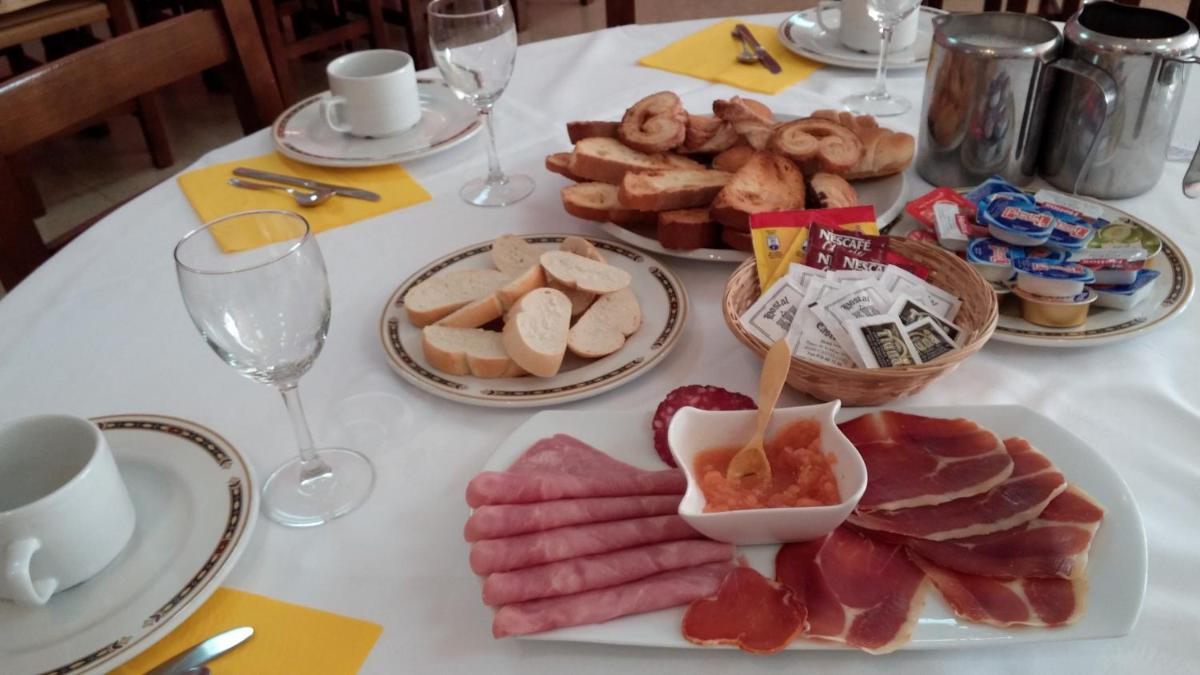 Comida en o cerca de este hotel