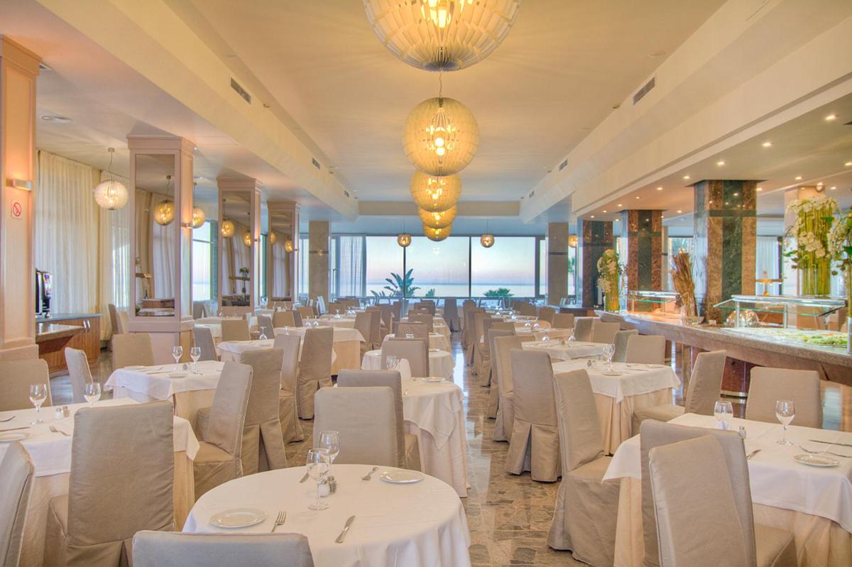 Un restaurante o sitio para comer en MS Amaragua