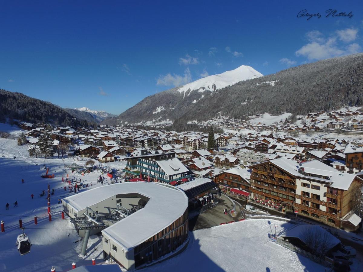 une ville couverte de neige avec une station de ski dans l'établissement Hotel L'Equipe, à Morzine