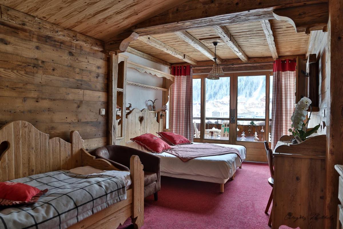une chambre avec deux lits et une fenêtre dans l'établissement Hotel L'Equipe, à Morzine 73 autres photos