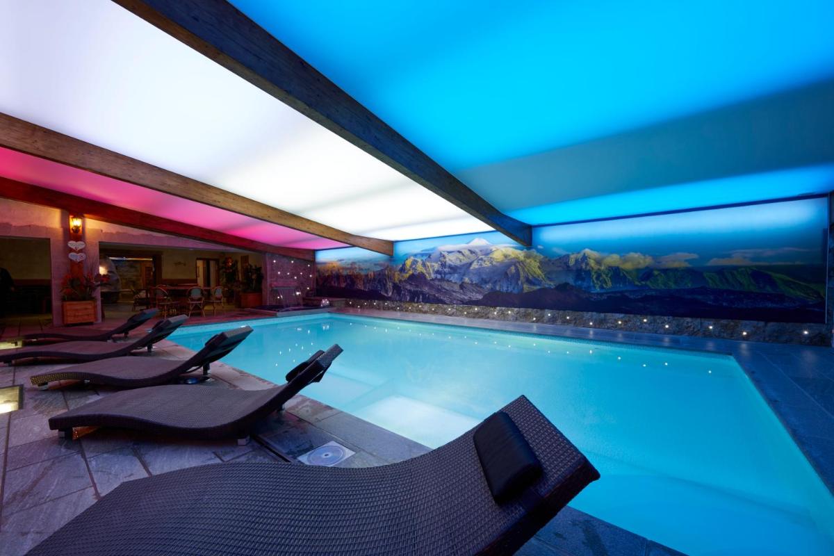 Piscine de l'établissement Hotel L'Equipe ou située à proximité