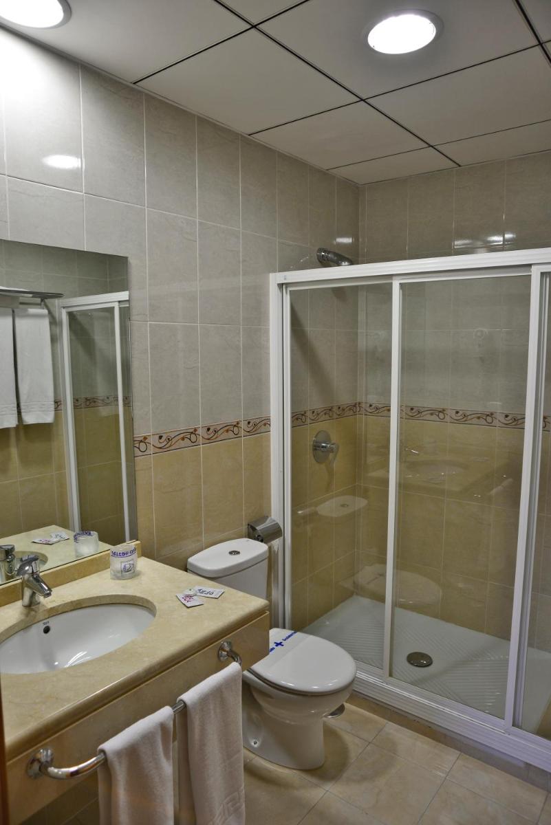 Un baño de Hotel & Spa PLAZA Arriate