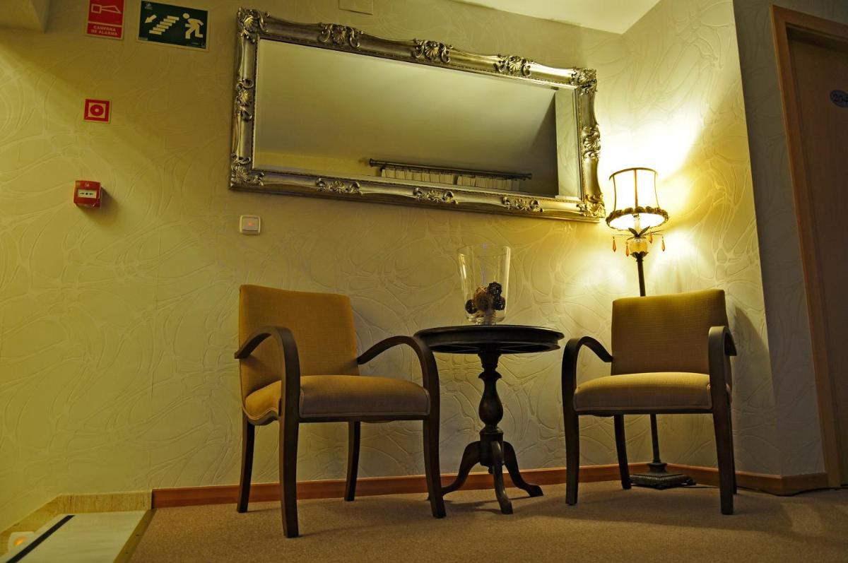 Una televisión o centro de entretenimiento en Hotel & Spa PLAZA Arriate