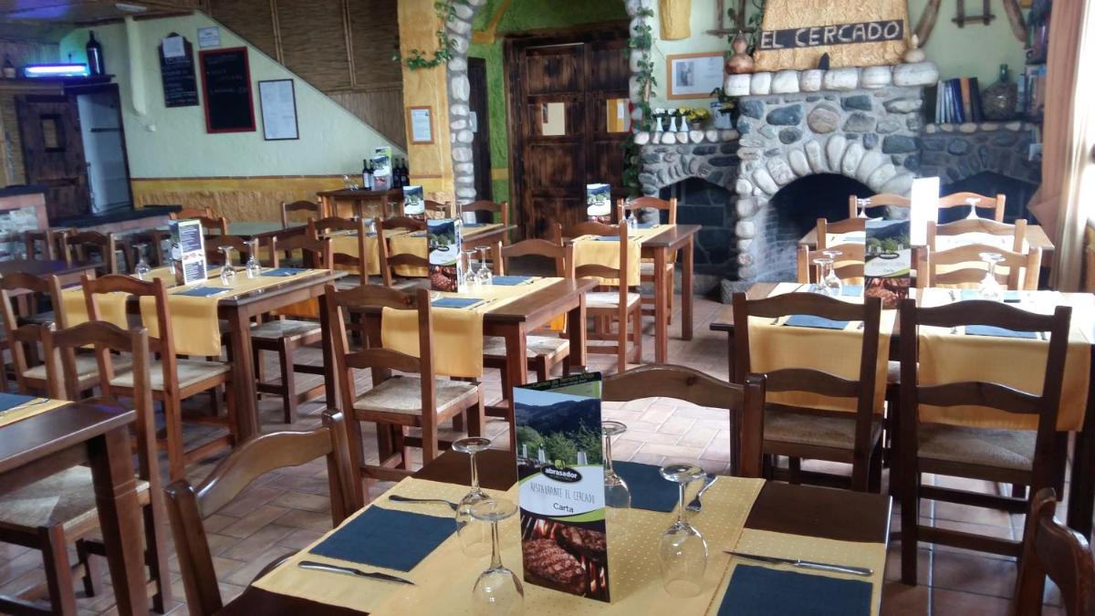 Un restaurante o sitio para comer en Turismo Rural & SPA El Cercado