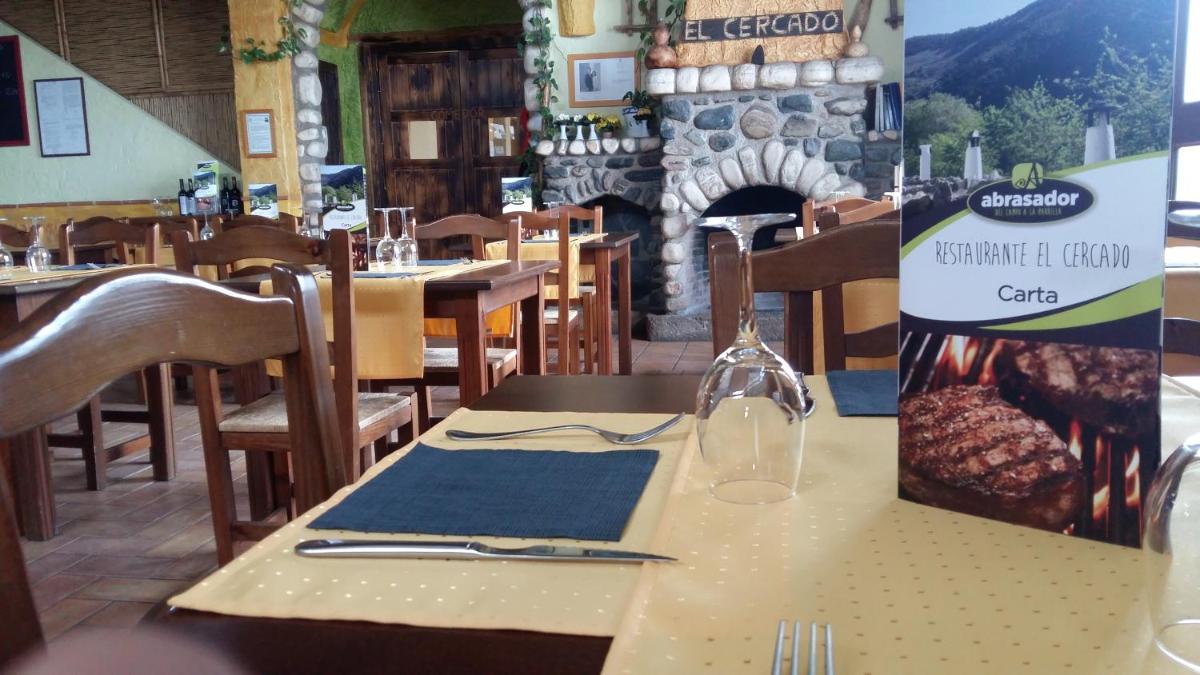 Un restaurante o sitio para comer en Turismo Rural & SPA El Cercado